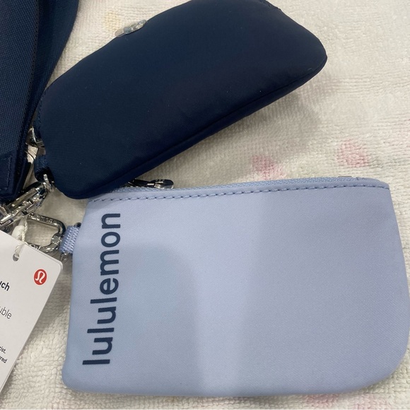LULULEMON DUALPOUCH WRISTLET IN BLUE LINEN/TRUE NAVY COMBO - Picture 5 of 7